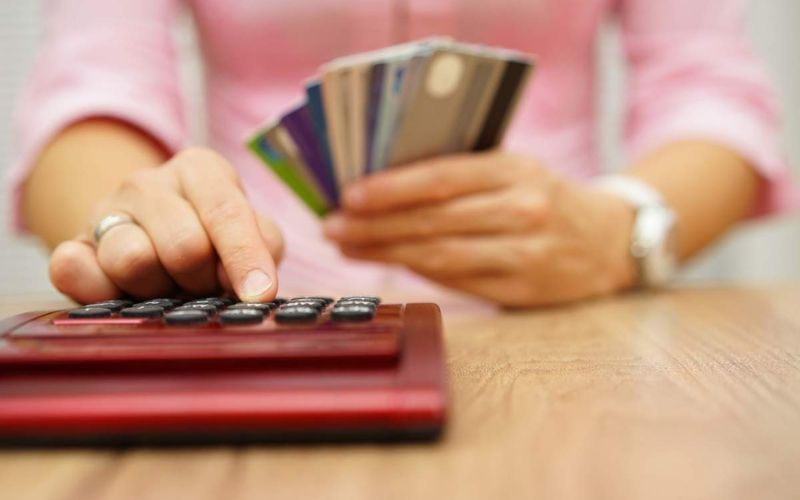 Hướng dẫn cách tính lãi suất thẻ tín dụng tại các ngân hàng
