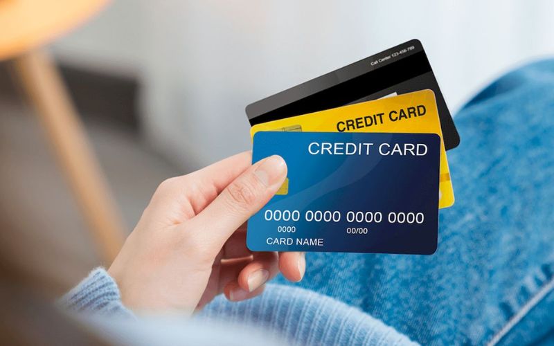 Lãi suất và phí rút tiền mặt thẻ tín dụng mới nhất 2024